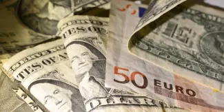 L'euro se renforce face au dollar après un accord entre la Grèce et ses créanciers L'euro se renforce face au dollar après un accord entre la Grèce et ses créanciers.