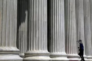 La Grèce ne parvient pas à sortir de la récession Les trois plans d'aide consécutifs accordés à la Grèce depuis 2010 par l'Union européenne et le Fonds monétaire international, en échange de réformes, n'ont toujours pas remis le pays sur les rails de la croissance.