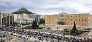 Manifestation devant la Vouli, le parlement grec, à Athènes, mercredi. Une grève générale de 24 heures a paralysé partiellement le pays. Crédits photo : ALKIS KONSTANTINIDIS/REUTERS



