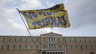 Grèce: "Quel que soit le parti au pouvoir, le pays est neutralisé" Une banderole "Go home Tsipras" déployée devant le Parlement grec, le 18 mai 2017.