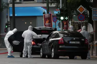 L'ancien premier ministre grec Papadémos blessé par l'explosion d'un engin dans sa voiture L'ancien premier ministre grec Papadémos blessé par l'explosion d'un engin dans sa voiture.