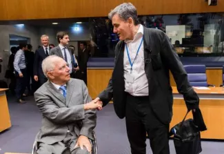 « Les Grecs sont épuisés par ces années d’austérité » Euclid Tsakalotos, le ministre grec des finances (à droite) et son homologue allemand, Wolfgang Schäuble, lors de l'Eurogroupe le 15 juin, à Luxembourg.