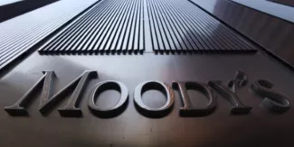 Moody's relève la note de la Grèce à "Caa2", avec perspective "positive" Moody's justifie notamment ce relèvement par l'accord trouvé mi-juin par les créanciers de la Grèce, la zone euro et le Fonds monétaire international (FMI) pour relancer le plan d'aide au pays surendetté. (Crédits : © Mike Segar / Reuters)