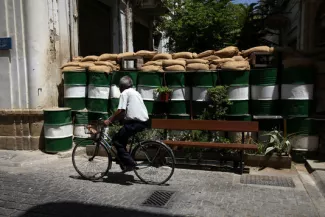 Chypre : les négociations de réunification achoppent sur la question des troupes turques Une rue de Chypre coupée en deux par la frontière entre la partie turque et la partie grecque de l'île, le 6 juin.