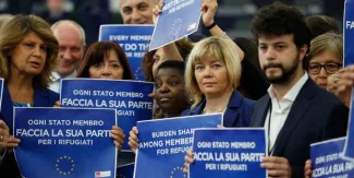L'UE récompense la Grèce en recommandant la clôture de procédure de déficit excessif L'UE récompense la Grèce en recommandant la clôture de procédure de déficit excessif.
