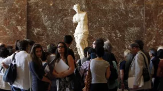 Vénus de Milo: la Grèce espère récupérer la statue, exposée au Louvre La Vénus de Milo a été découverte par un fermier grec en 1820 sur l'île de Milos. Crédits photo : PATRICK KOVARIK/AFP