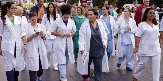 Elvira a perdu son père et livre un témoignage inquiétant sur le secteur hospitalier grec: ... Elvira a perdu son père et livre un témoignage inquiétant sur le secteur hospitalier grec: .