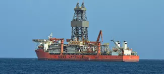 Le navire de forage West Capella, 228 mètres de long et 42 mètres de large, peut perforer jusqu'à 3048 mètres. Crédits photo : fleetmon


