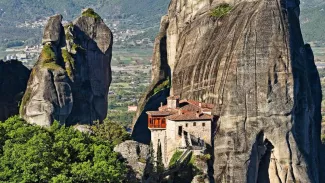 Thessalie : voyage au centre de la Grèce un des phénomènes les plus étonnants du monachisme: les monastères perchés des Météores. Ici, le monastère de Roussanou. Crédit: © Constantinos Iliopoulos/Fotolia/Voyageurs du Monde. Crédits photo : Constantinos Iliopoulos/Fotolia/Voyageurs du Monde