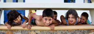 Tilos, une petite île grecque de précurseurs L'intégration des enfants réfugiés se fait pas à pas, mais ils commencent déjà à jouer avec leurs camarades grecs qui vivent eux aussi dans le centre d'accueil de Tilos. © Charlotte Stiévenard