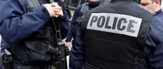 Enseignant tué en Seine-Saint-Denis : un suspect arrêté en Grèce L'enseignant de 57 ans avait été retrouvé plus tôt dans la semaine, le corps emballé dans du film alimentaire. Un premier suspect, se présentant comme l'amant de la victime, avait été interpellé. © AFP/ LOIC VENANCE