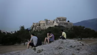 En Grèce, malgré une reprise de l'activité, les ménages vivent la crise au quotidien En Grèce, malgré une reprise de l'activité, les ménages vivent la crise au quotidien.