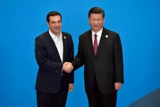 La Grèce est-elle le cheval de Troie de la Chine dans l’Union européenne ? Le premier ministre grec Alexis Tsipras avec le président chinois Xi Jinping, à Pékin, le 15 mai.