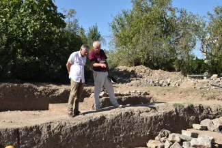 La divine découverte de chercheurs suisses en Grèce Le site d'Amarynthos a réservé une agréable surprise aux archéologues suisses Karl Reber (à gauche) et Denis Knoepfler. (Fabien Perrier)