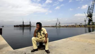 Un ouvrier sur les docks vides du port de Skaramagas, à l'ouest d'Athènes. ORESTIS PANAGIOTOU/EPA/MAXPPP


