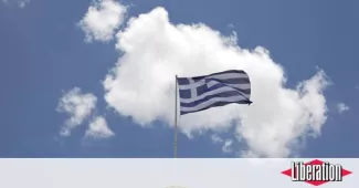Drapeau grec au dessus de l'Académie d'Athènes, en juin 2015.


