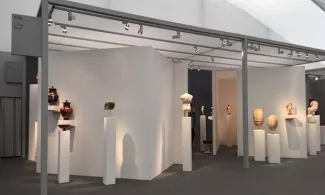 Athènes réclame deux vases antiques «volés», mis en vente à Londres Les vases étaient présentés sur le stand d'un concessionnaire d'art originaire de Bâle lors d'exposition d'art Frieze Masters à Londres.