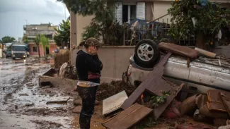 Inondations meurtrières en Grèce: le bilan s'alourdit, 19 morts Une femme se prend la tête entre les mains à la vue d'une voiture renversée par les inondations qui ont touché la grande banlieue d'Athènes, le 16 novembre 2017