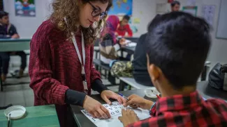 Initiation au grec pour de jeunes réfugiés à Athènes. Partenariat Unicef/Elix/ECHO.


