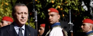 Ces Turcs qui s’installent chez le frère ennemi grec Le président turc Recep Tayyip Erdogan à son arrivée à Athènes le jeudi 7 décembre 2017. © ARIS MESSINIS/AFP