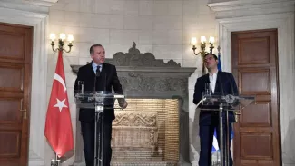 Athènes et Ankara veulent voir "le verre à moitié plein" malgré leurs différends Le président turc Recep Tayyip Erdogan et le Premier ministre grec Alexis Tsipras à Athènes, le 7 décembre 2017