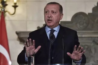 Erdogan soulève de vieux différends à Athènes Recep Tayyip Erdogan: «Je ne suis pas professeur de droit, mais je connais le droit de la politique, et dans ce domaine le terme de révision des Traités existe.» Image: AFP