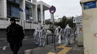Grèce: explosion d'une bombe devant un tribunal d'Athènes, pas de victime Des enquêteurs de la police grecque recherchent des indices après l'explosion d'un engin devant la cour d'appel d'Athènes, le 22 décembre 2017