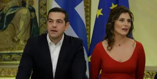 "Ce n'est pas moi" sur Wikipedia, assure la compagne d'Alexis Tsipras "Ce n'est pas moi" sur Wikipedia, assure la compagne d'Alexis Tsipras.