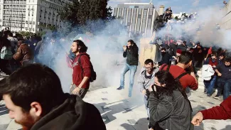 Les Grecs en grève revendiquent… le droit de grève Les Grecs en grève revendiquent… le droit de grève.