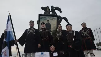 Forte mobilisation en Grèce contre un compromis sur le nom de la Macédoine Des hommes en habits tradionnels devant la statue d'Alexandre Le Grand, opposés au maintien du mot "Macédoine" dans le futur nom du pays, se rassemblent à Thessalonique, le 21 janvier 2018