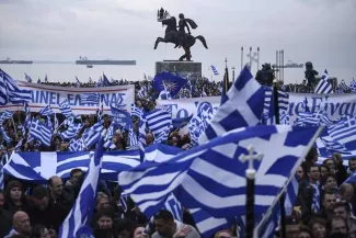 Grèce : pourquoi le nom « Macédoine » est source de conflit ? Dimanche, près de 90.000 Grecs ont manifesté à Thessalonique, s'opposant à tout compromis entre Athènes et Skopje pour le maintien du terme « Macédoine » dans le nom définitif du pays voisin. - Giannis Papanikos/AP/SIPA