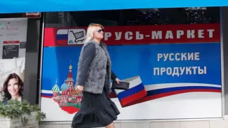 Une femme passe devant une épicerie russe dans la ville chypriote de Limassol, le 10 janvier 2018.


