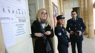 Une électrice sort d'un bureau de vote dans la capitale Nicosie, lors du premier tour de l'élection présidentielle à Chypre, le 28 janvier 2018


