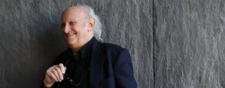 Fin de la crise grecque? Trop beau pour être honnête A 81 ans, Petros Markaris est toujours inspiré par la crise qui ronge son pays, lui qui y avait déjà consacré une trilogie policière. Dans ce nouvel ouvrage, l'auteur n'entrevoit pas d'embellie providentielle. © Isolde Ohlbaum/laif