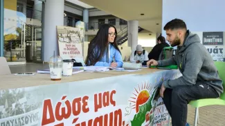 Un stand du parti étudiant Proodeftiki (gauche) sur le campus de l'Université de Chypre à Aglantzia, au sud-est de Nicosie, le 30 janvier 2018


