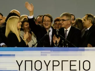 Le président chypriote Nicos Anastasiades (C) salue ses supporters lors d'une cérémonie à Nicosie après sa réélection le 4 février 2018


