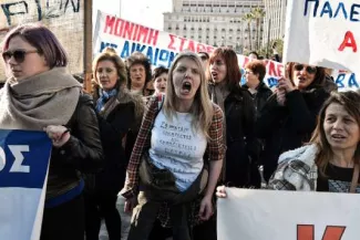 Manifestation d'agents de nettoyage des établissements scolaires à Athènes, le 12 février.


