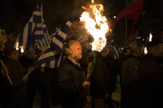 En Grèce, les néonazis d'Aube dorée multiplient les attaques violentes Un membre du parti néonazi Aube dorée, début février à Athènes, pour les commémorations de la mort de 3 militaires grecs en 1996 lors d'affrontements avec la Turquie.