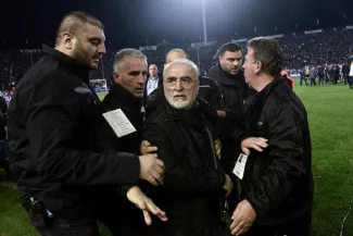 Grèce : un président de club armé sur le terrain, le gouvernement suspend le championnat Ivan Savvidis, le bouillant président du Paok Salonique.