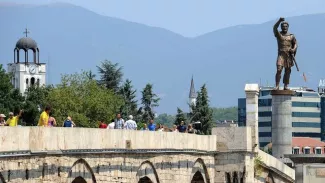 Une statue de Philippe II de Macédoine, père d'Alexandre le Grand, surplombe un pont à Skopje, le 23 juillet 2012


