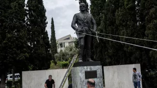 Des membres du Parti communiste grec s'en sont pris lundi 16 avril 2018 à une statue de l'ancien président américain Harry Truman à Athènes pour protester contre les frappes aériennes de la France, des Etats-Unis et du Royaume Uni en Syrie


