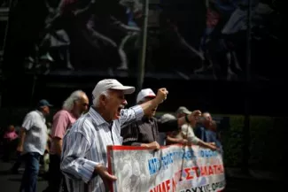 En Grèce, les huit ans d’austérité qui ont radicalement changé la vie de la famille Pappas Des retraités grecs manifestent contre la réforme des pensions, à Athènes, le 15 mai.