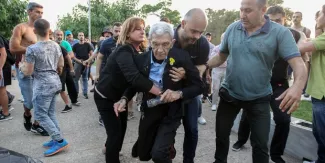 Le maire de Thessalonique agressé par de présumés extrémistes de droite Le maire de Thessalonique agressé par de présumés extrémistes de droite.