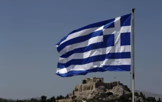 Grèce, berceau de la «civilisation occidentale» Un drapeau grec devant l'Acropole, le 21 août 2013, à Athènes.