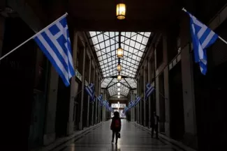 Les Grecs, épuisés par huit ans d’austérité, doutent encore de l’avenir du pays Dans une galerie commerçante du centre d'Athènes, le 22 mars 2017, des magasins fermés en raison de la crise économique.