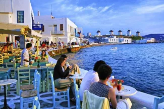 En Grèce, l’économie reste à reconstruire Mis à part ses plages et ses célèbres îles touristiques (ici, Mykonos), la Grèce n’avait (et n’a toujours) pas une base productive très large.