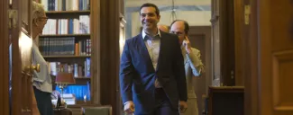 Athènes et l’euro, un horizon et des nuages Il s'agit désormais de savoir comment Tsipras et sa majorité sauront, jusqu'aux législatives prévues en 2019, gérer cette souveraineté financière retrouvée - même limitée - et le capital de confiance dont Athènes jouit désormais à Bruxelles. © Petros Giannakouris / AP Photo