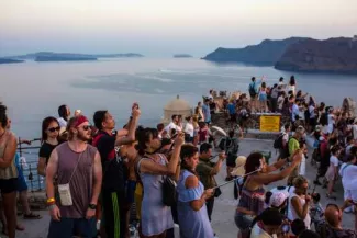En 2017, plus de 5,5 millions de nuitées ont été enregistrées dans les hôtels de la petite île de Santorin.



