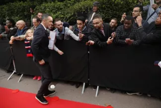 Foot : Lancement des camps de football Youri Djorkaeff pour les réfugiés à Athènes Le programme de la Fondation Youri Djorkaeff est notamment soutenu par l'Unicef. (S. Boué/L'Equipe)