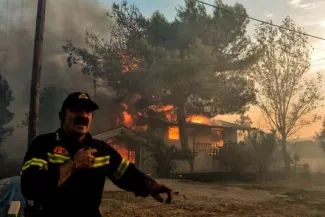 En Grèce, plus de soixante-dix morts dans des incendies autour d’Athènes En Grèce, plus de soixante-dix morts dans des incendies autour d’Athènes.